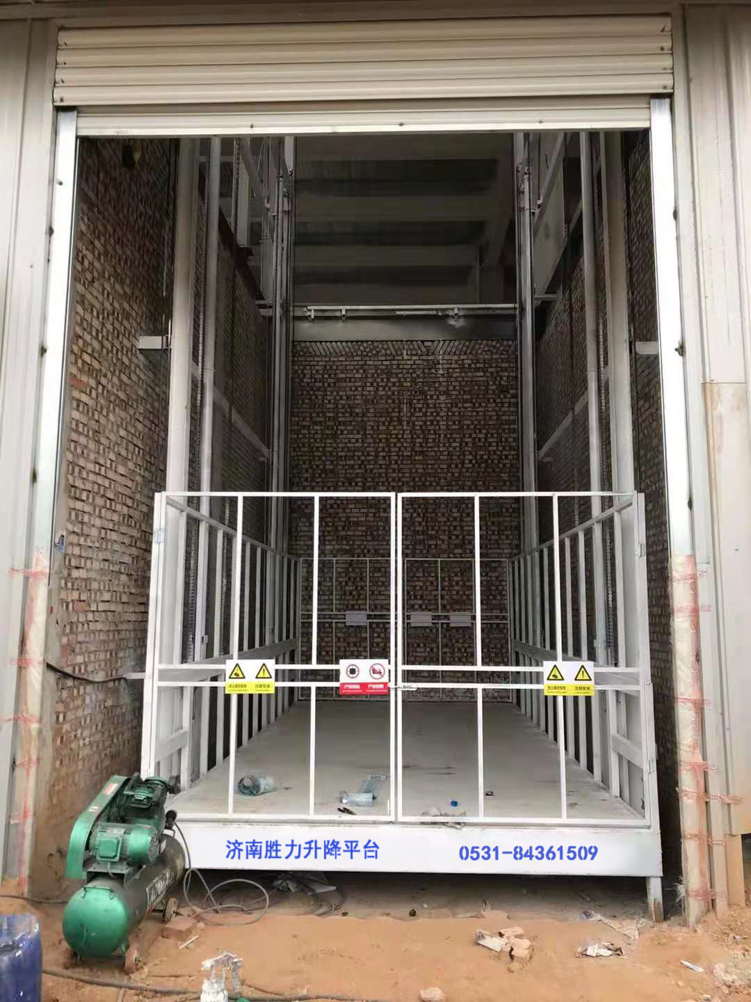 安裝在井（jǐng）道內的液壓貨梯